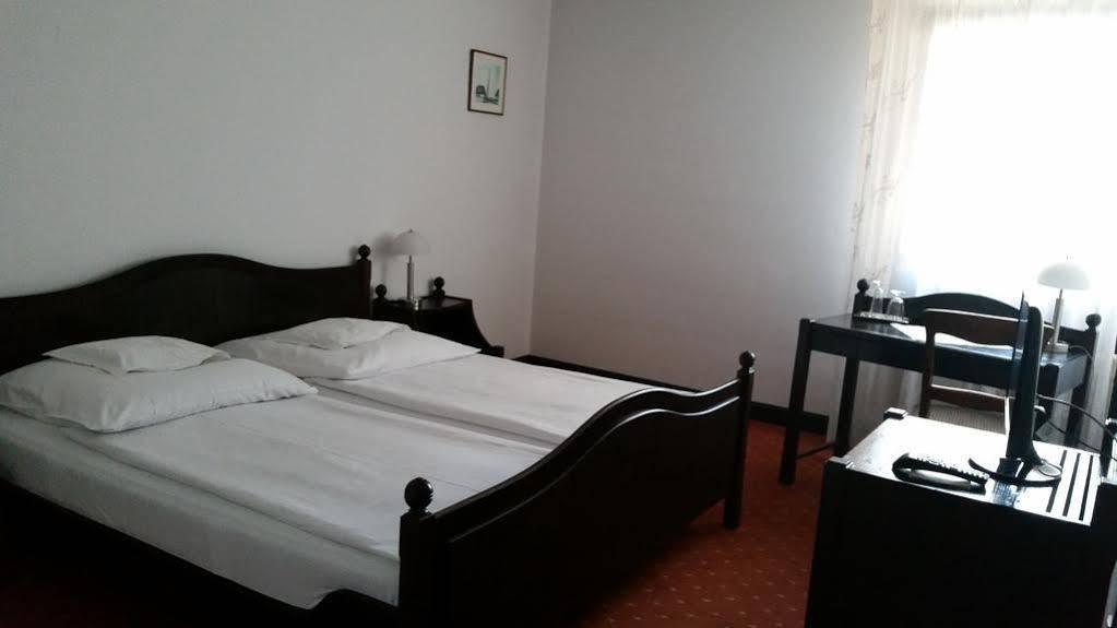 Hotel Zur Traube Moglingen ภายนอก รูปภาพ