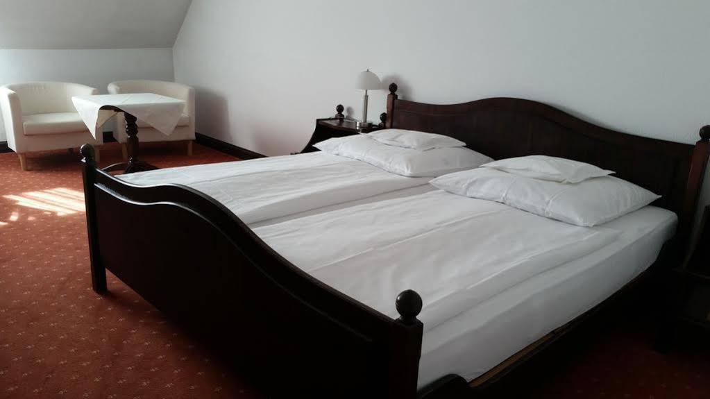 Hotel Zur Traube Moglingen ภายนอก รูปภาพ