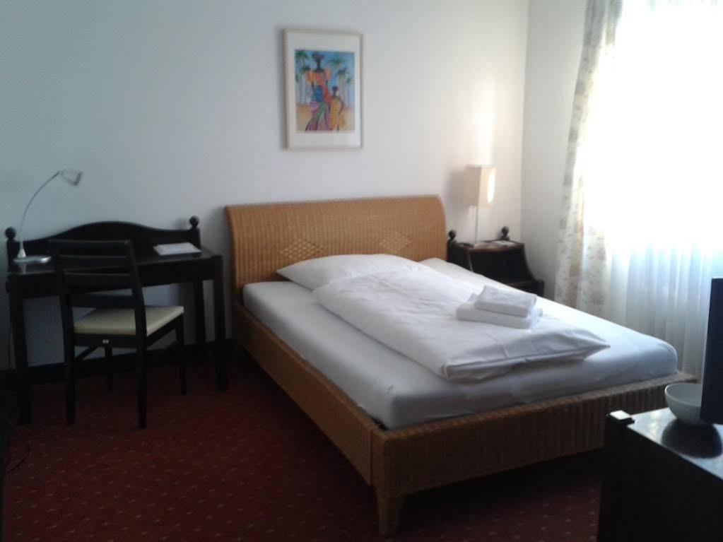 Hotel Zur Traube Moglingen ภายนอก รูปภาพ