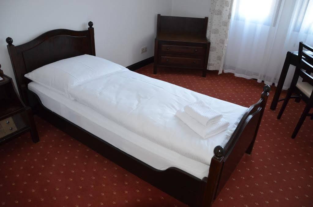 Hotel Zur Traube Moglingen ภายนอก รูปภาพ